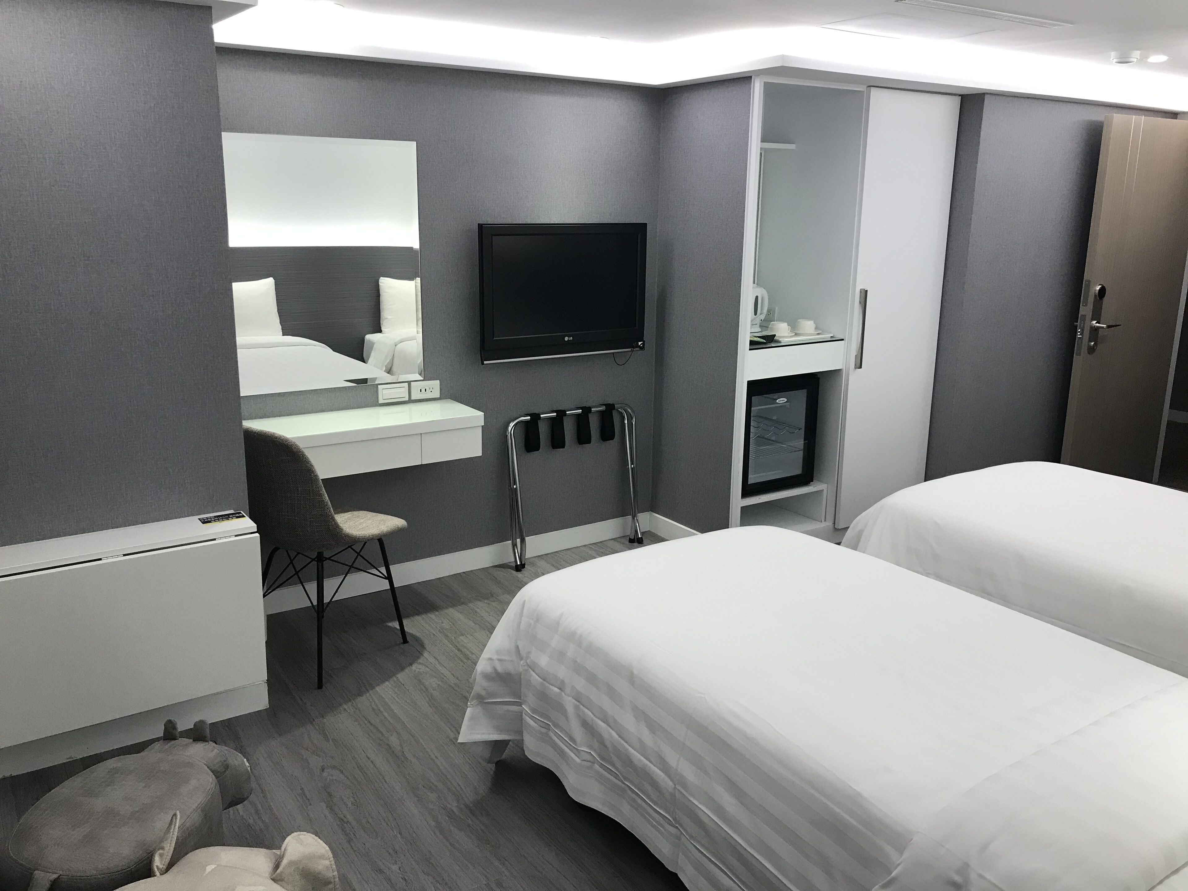 superior twin room (no windows) | in-room safe, desk, blackout curtains, soundproofing