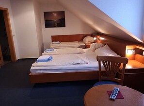 ห้องทริปเปิล | โต๊ะทำงาน, เตารีด/โต๊ะรีดผ้า, เปล/เตียงเด็กอ่อน (ฟรี), ผ้าปูที่นอน