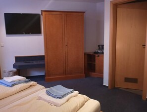 ห้องทริปเปิล | โต๊ะทำงาน, เตารีด/โต๊ะรีดผ้า, เปล/เตียงเด็กอ่อน (ฟรี), ผ้าปูที่นอน