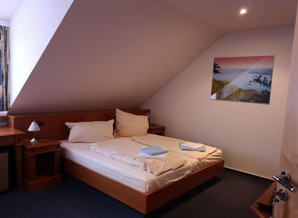 ห้องดับเบิล | โต๊ะทำงาน, เตารีด/โต๊ะรีดผ้า, เปล/เตียงเด็กอ่อน (ฟรี), ผ้าปูที่นอน