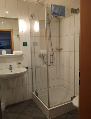 ห้องดับเบิล | ห้องน้ำ | ฝักบัว, ไดร์เป่าผม, ผ้าเช็ดตัว, สบู่