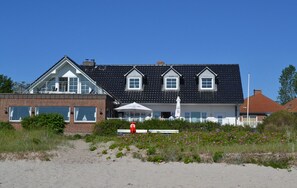Front of property - Strandhotel Lodge am Meer (Gluecksburg)