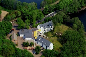 An aerial view of a hotel with multiple buildings, a parking area, and a road nearby. - Fährkrug (Templin)