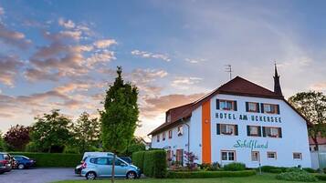 Ein Hotelgebäude mit einem Schild, auf dem 'HOTEL AM UCKERSEE' und 'Schilfland' steht.