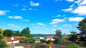 Zona residencial con casas, una masa de agua y cielo despejado.
