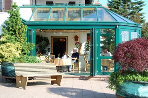 Free daily buffet breakfast