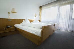 Cubrecamas, caja de seguridad en la habitación y escritorio 