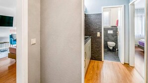 Ein modernes Badezimmer mit Dusche, Toilette und Waschbecken.