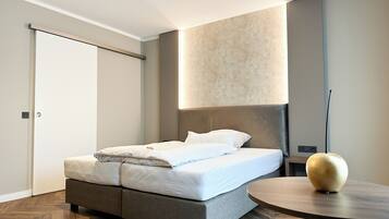 1 Schlafzimmer, hochwertige Bettwaren, Schreibtisch