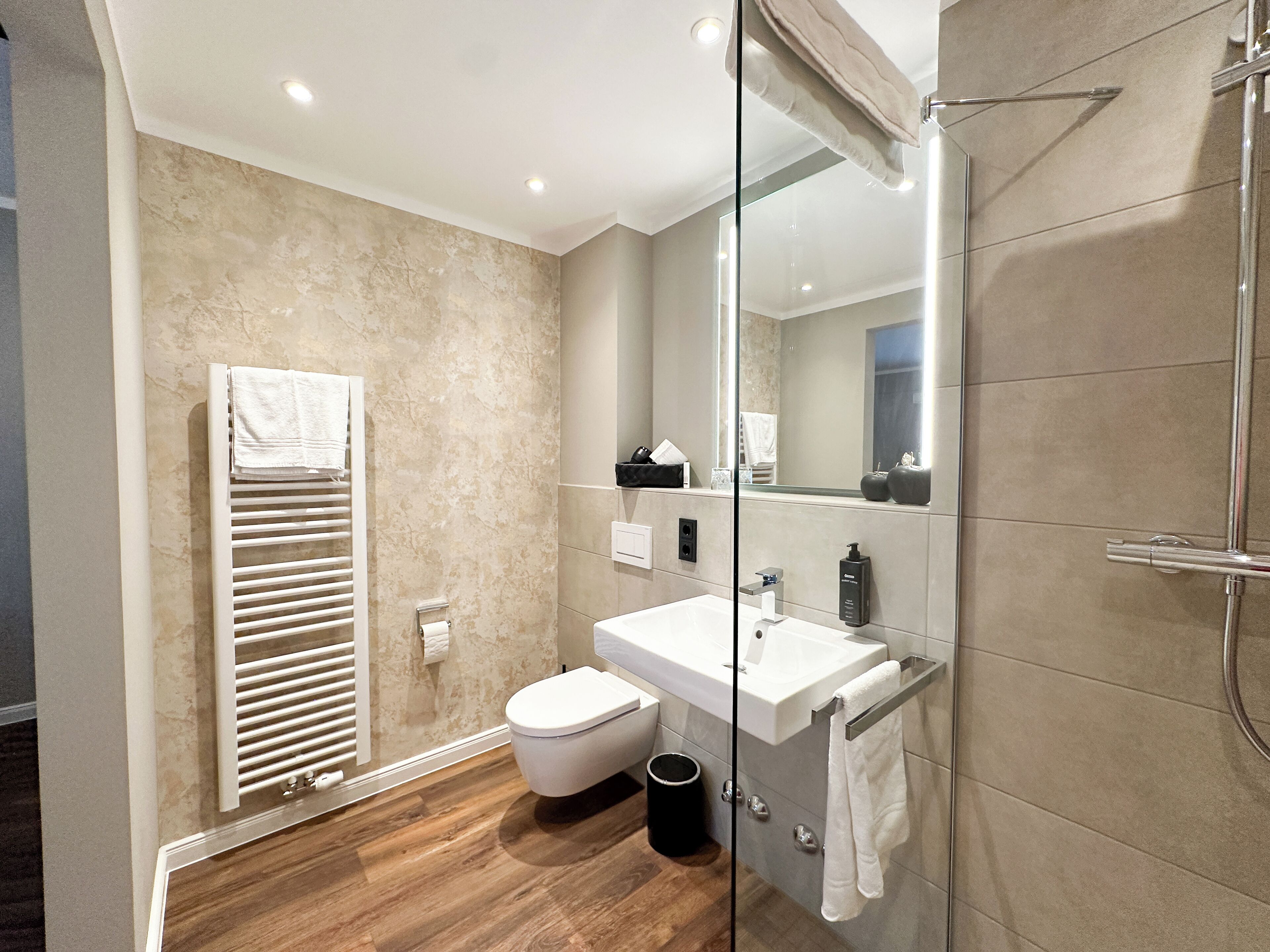 تجهيزات دش، دُش غزير، مستلزمات مجانية للعناية الشخصية، مجففات شعر