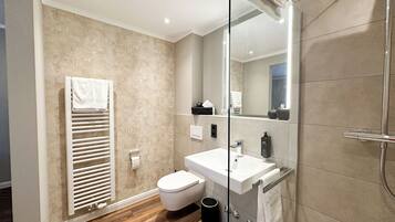 Dusche, Regendusche, kostenlose Toilettenartikel, Haartrockner