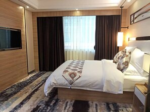 Escritorio, cortinas blackout y wifi gratis