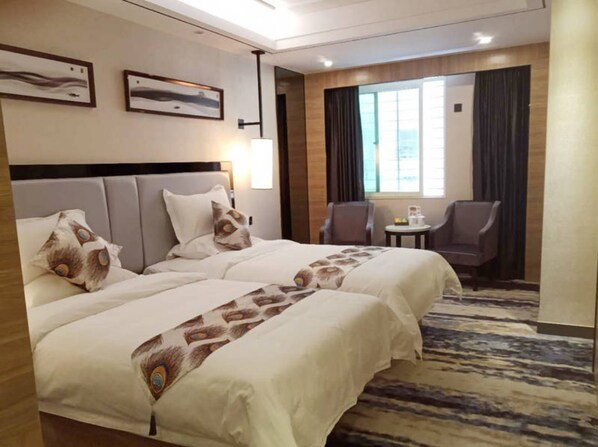 Escritorio, cortinas blackout y wifi gratis