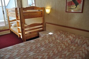 Room - Logis Hotel Heraclee (Saint-Gilles)