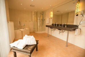 Shower, free toiletries, hair dryer, bathrobes - Hotel Niedersächsischer Hof (Bad Bentheim)