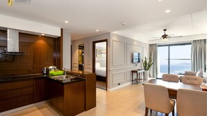 Un apartamento moderno con cocina, comedor y sala de estar.