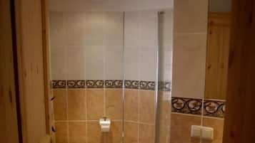 Douche, sĂšche-cheveux, serviettes fournies