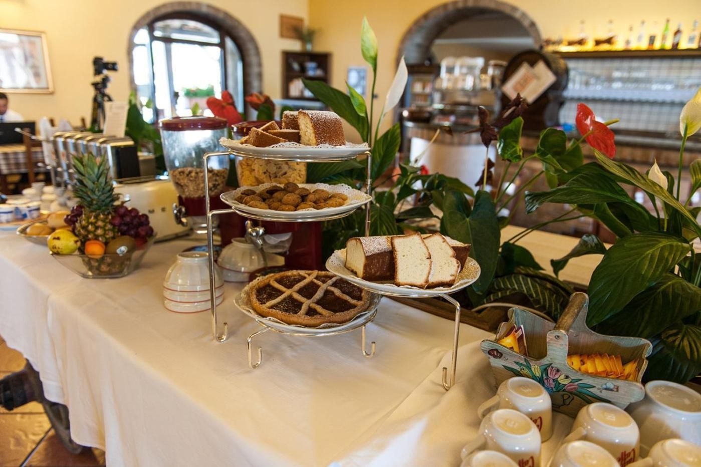 Ein reichhaltiges Buffet mit verschiedenen Speisen, darunter Kuchen, Torten und Obst.