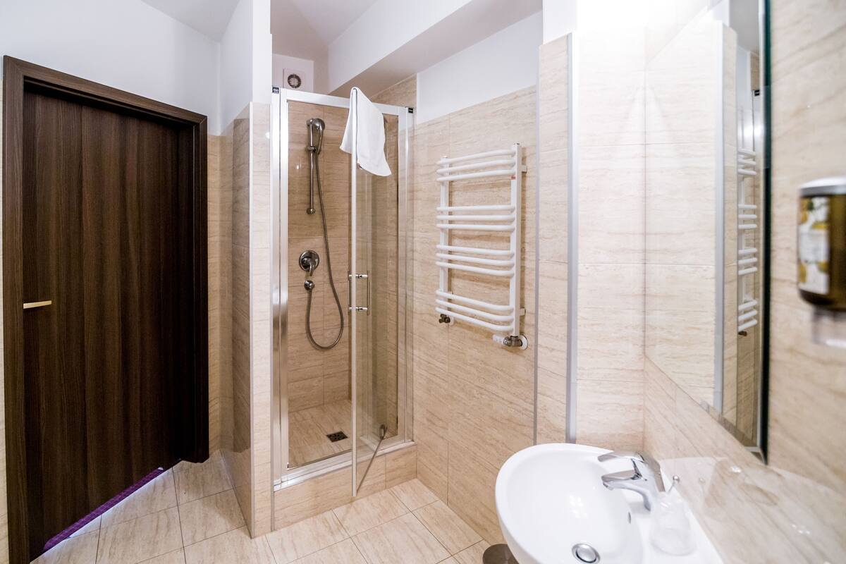 basic room | bathroom | shower, hair dryer, towels, soap