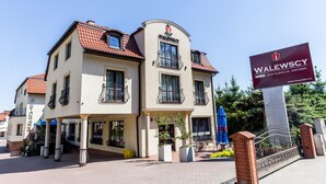 A two-story building with a sign reading "WALeWSCY RESTAURACJA DWOREK". - Hotel Walewscy (Gdansk)