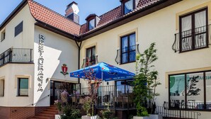 A restaurant with a sign reading "RESTAURACA" and a blue umbrella with Pepsi branding. - Hotel Walewscy (Gdansk)