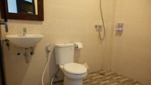 Superior Double Room | Bathroom | Shower, free toiletries, towels - Dina Cottage Ubud (Ubud)