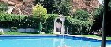 Piscina stagionale all'aperto, ombrelloni da piscina, lettini