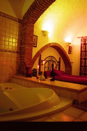 Suite, Jetted Tub (Cave, 2 pax) | Jetted bathtub - Cuevas Pedro Antonio de Alarcon (Guadix)