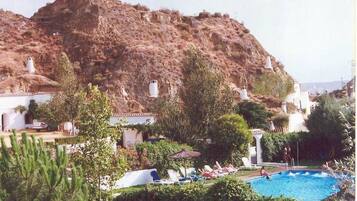 Una piscina al aire libre de temporada (de 10:00 a 20:00), sombrillas