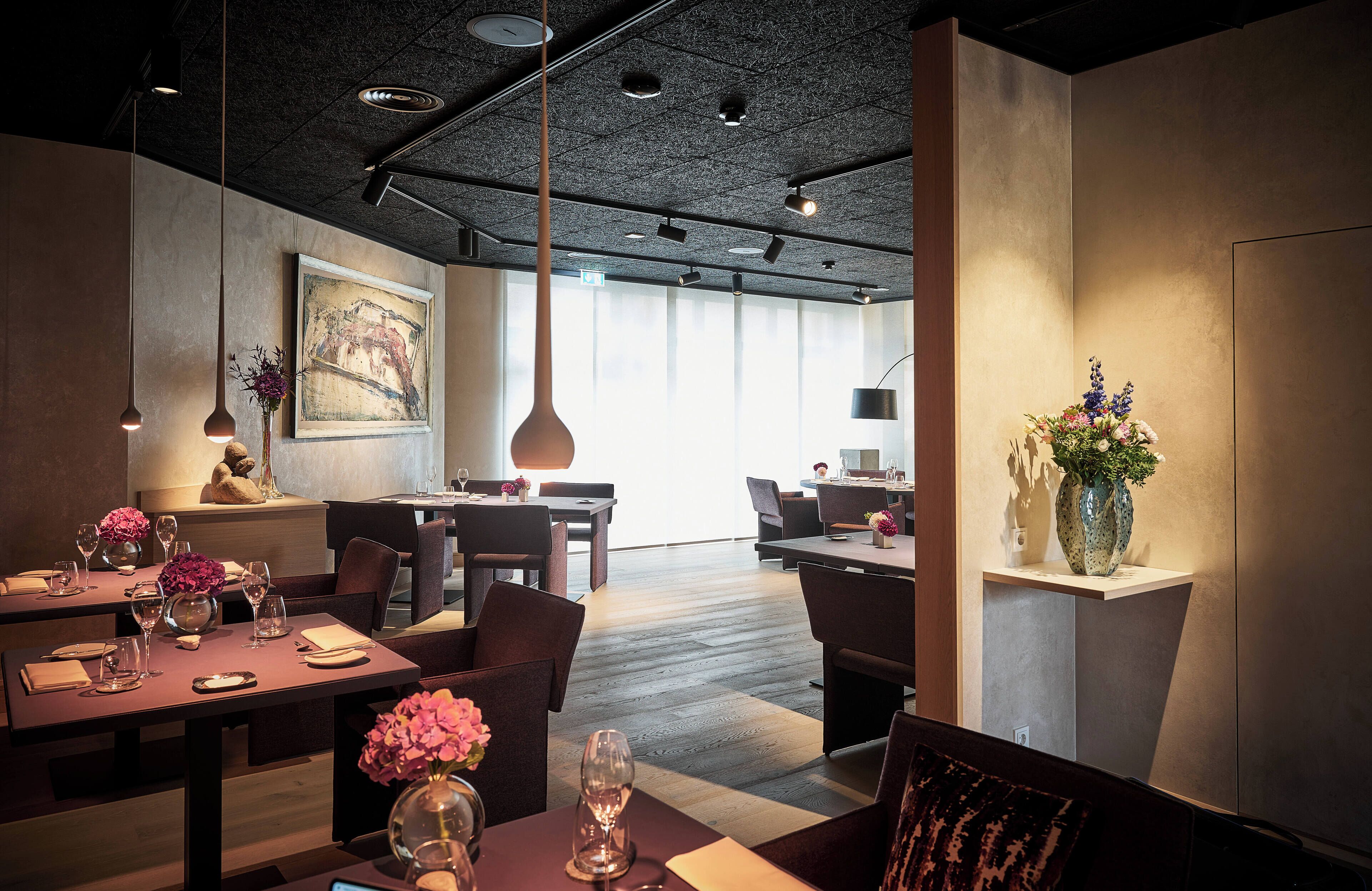 2 restaurants, dinner served