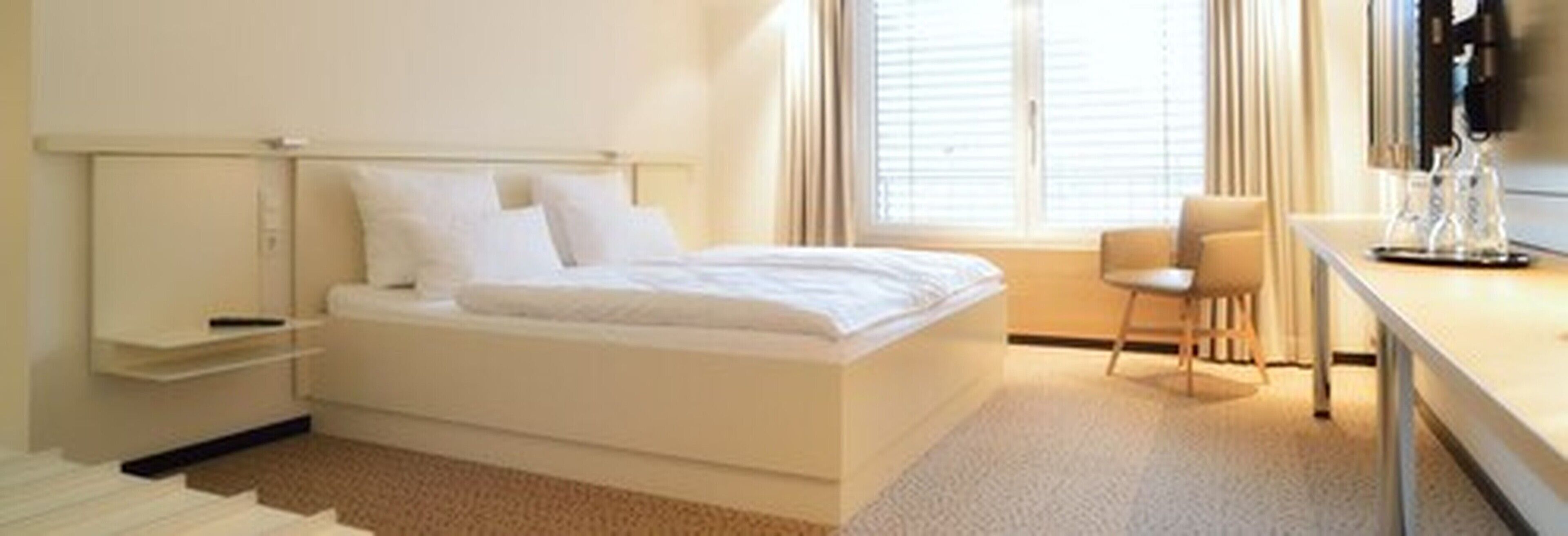 Ropa de cama hipoalergénica, escritorio, wifi gratis y ropa de cama 