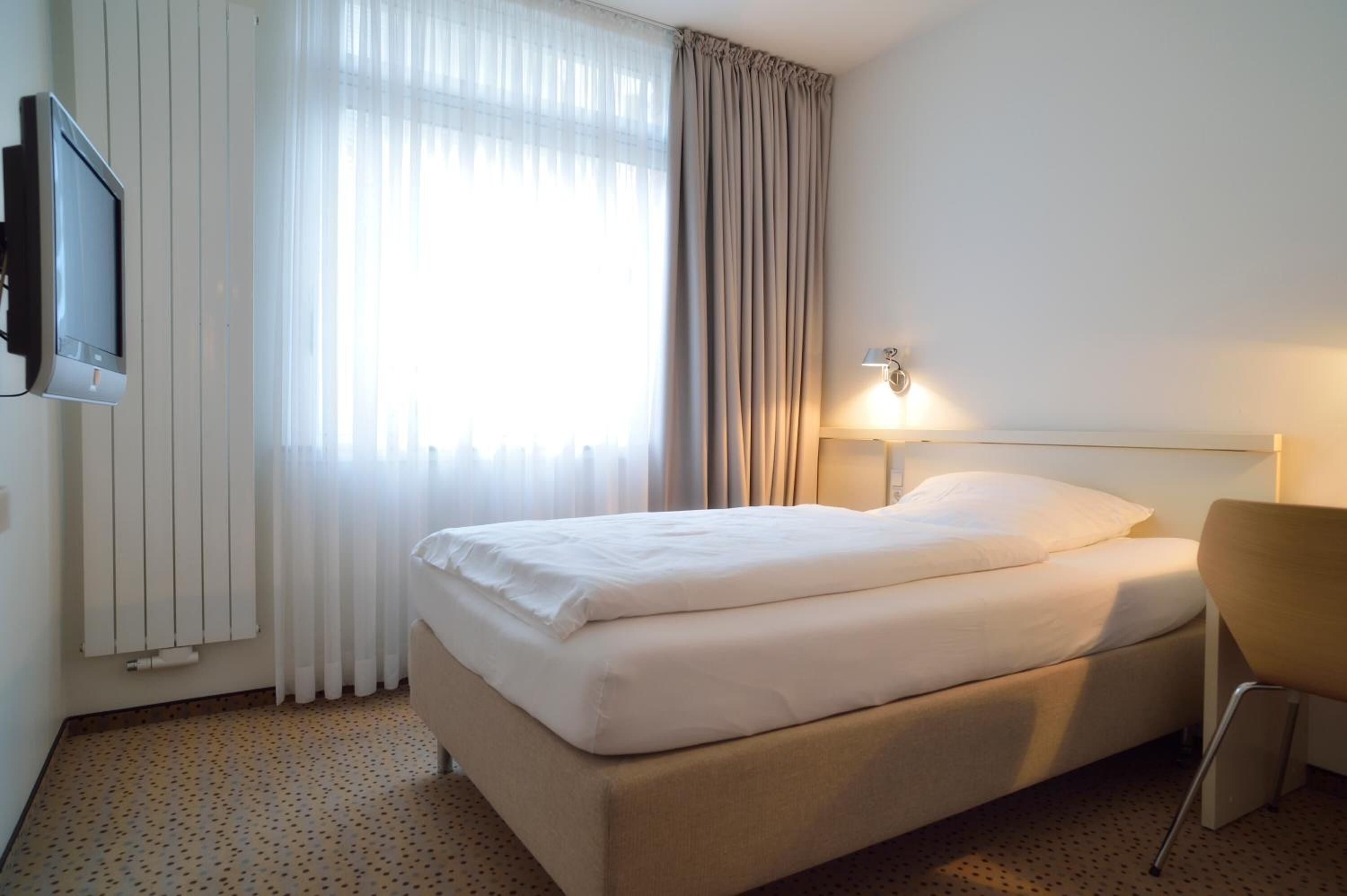 hypo-allergenic bedding, desk, free wifi, bed sheets