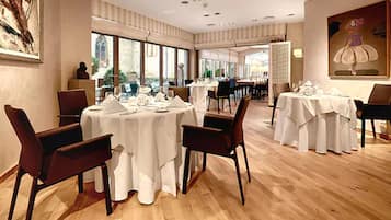 2 restaurantes; se sirven cenas