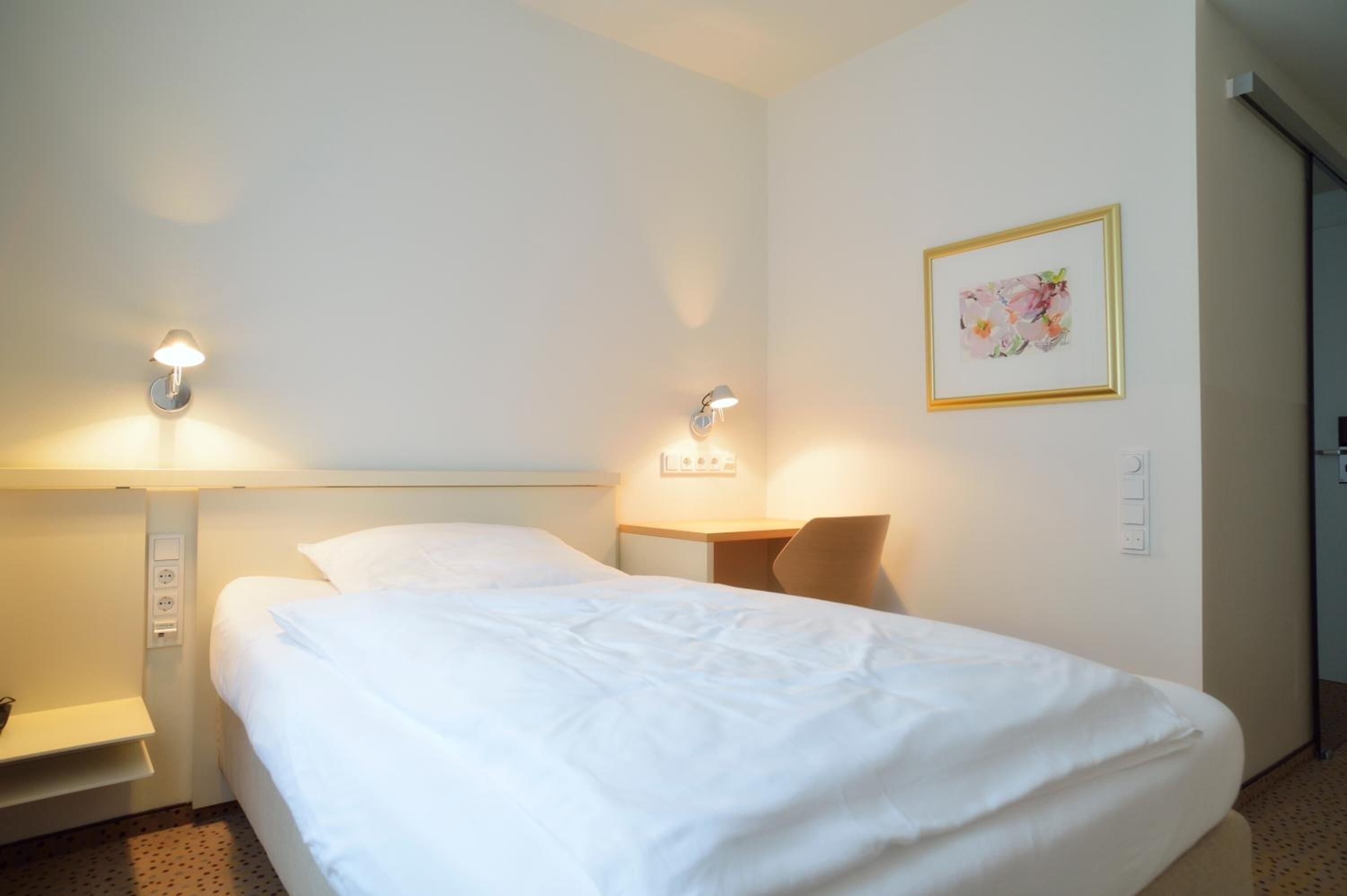 hypo-allergenic bedding, desk, free wifi, bed sheets