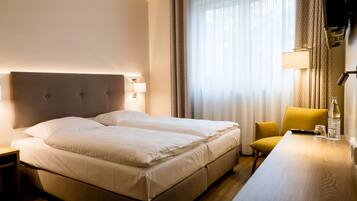 Ropa de cama hipoalergénica, muebles diferentes y escritorio