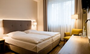 Ropa de cama hipoalergénica, muebles diferentes y escritorio 