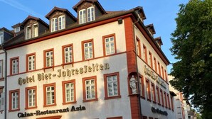 A historic building with a sign for 'Hotel Vier-Jahreszeiten' and 'China-Restaurant Asia.' - Hotel Vier Jahreszeiten (Heidelberg)