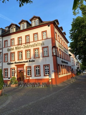 A historic building with a sign for 'Hotel Vier-Jahreszeiten' and 'China-Restaurant Asia.' - Hotel Vier Jahreszeiten (Heidelberg)