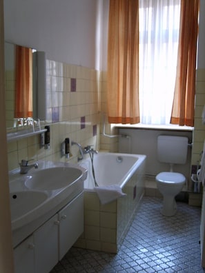 Bathroom - Hotel Vier Jahreszeiten (Heidelberg)