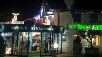 Fassade der Unterkunft – Abend/Nacht