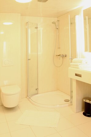 Regadera, amenidades de baño gratuitas, secadora de cabello, batas 