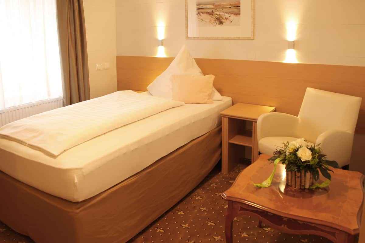 Single Room | Minibar, in-room safe, desk, soundproofing