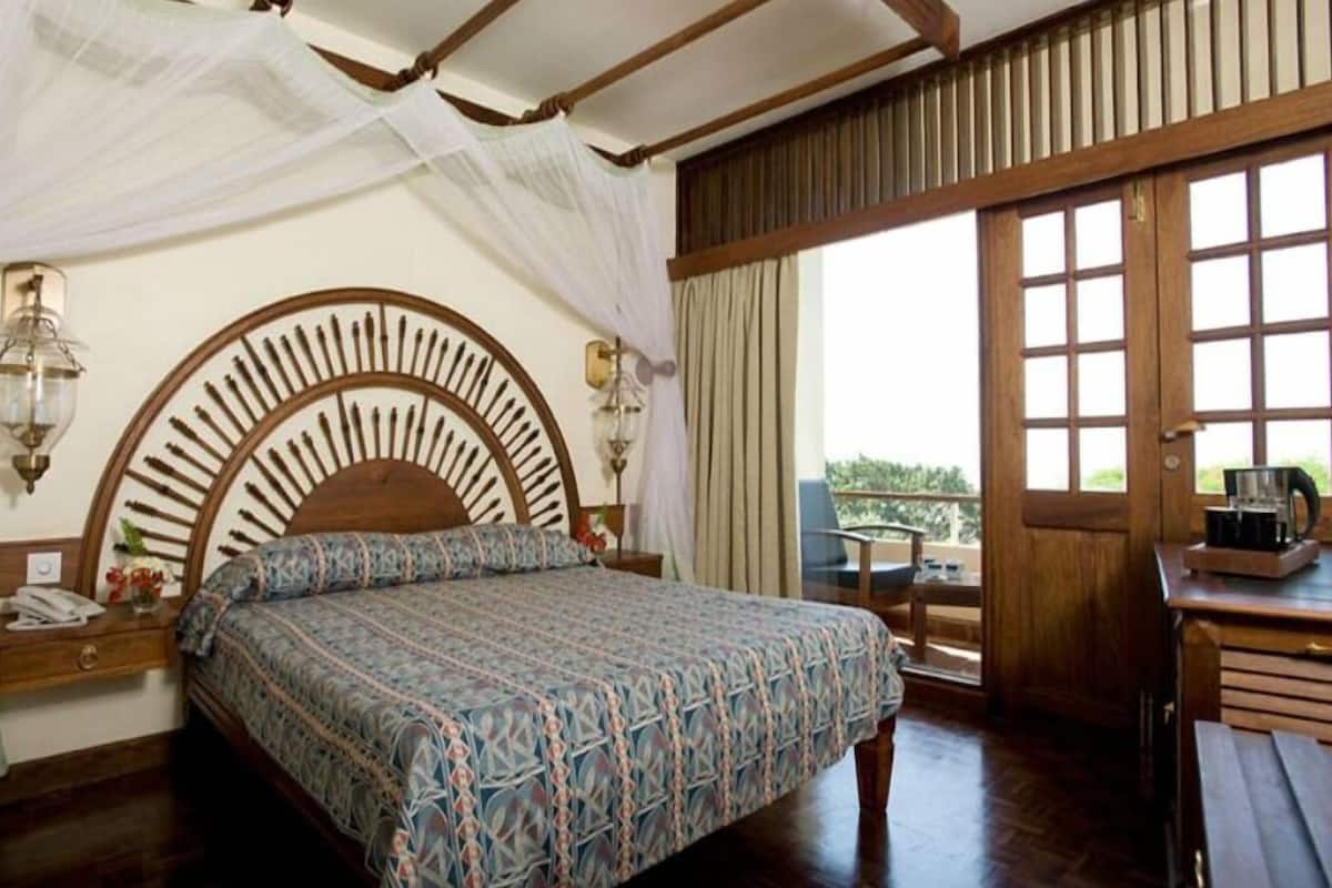 Bộ đồ giường cao cấp, két bảo mật tại phòng, bàn, bộ trải giường