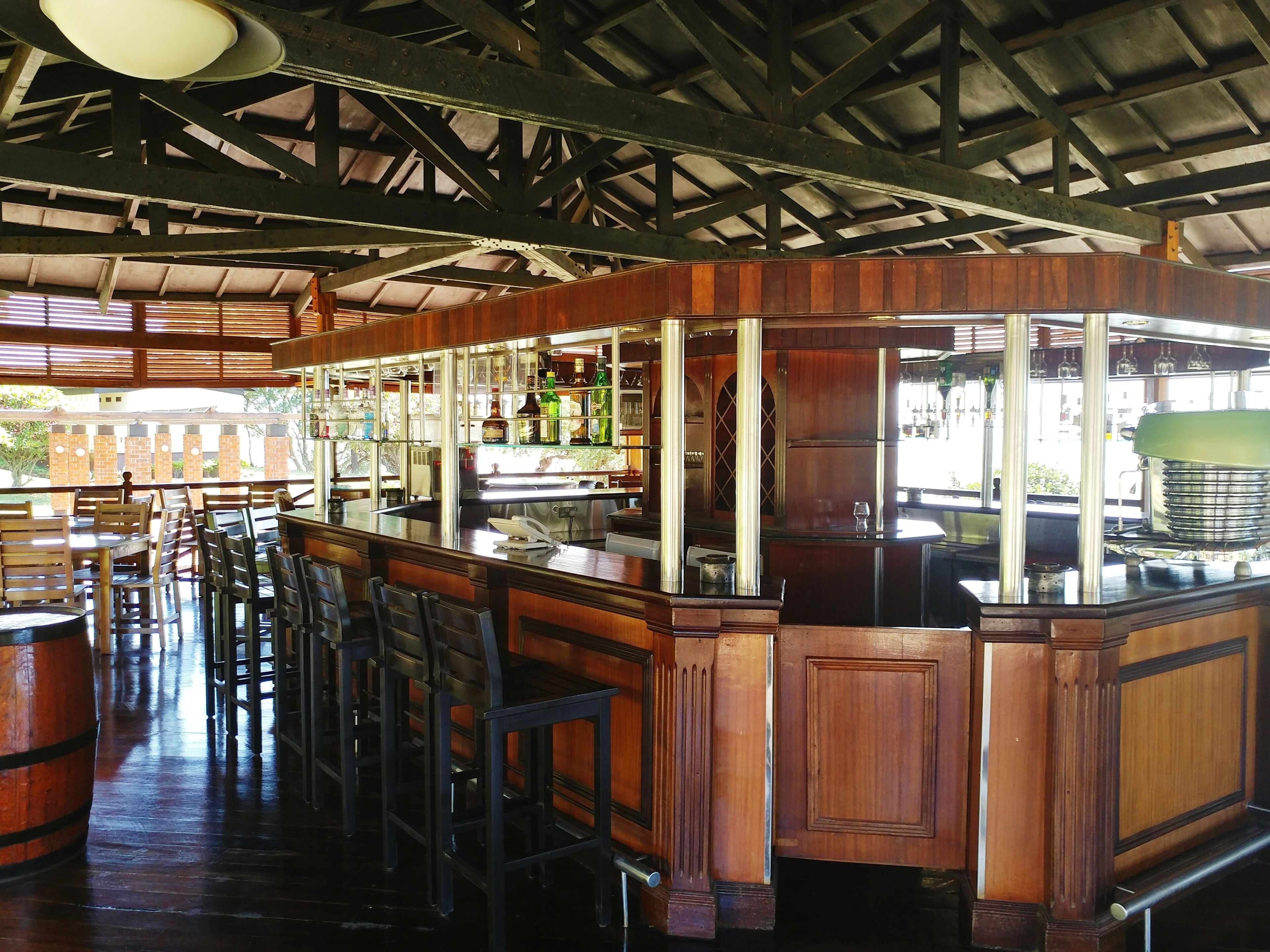 Un'area bar con arredamento in legno e un bancone.