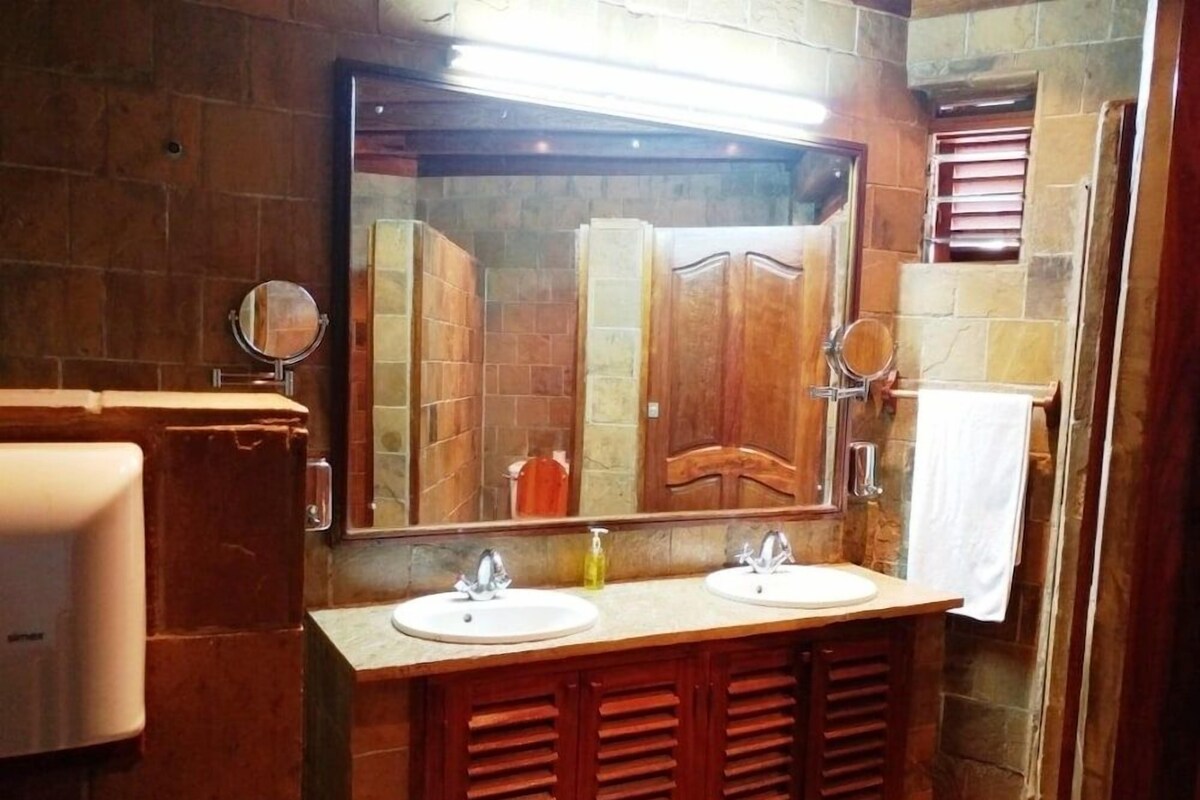 Badezimmer | Duschwanne, Komfortbadewanne, Designer-Toilettenartikel, Haartrockner
