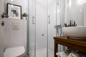 Departamento, 2 habitaciones, balcón | Baño | Regadera, amenidades de baño gratuitas, secadora de cabello, toallas 