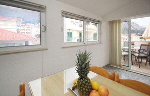 Appartement, 2 slaapkamers, balkon (5 Adults ) | Privékeuken | Een koelkast met diepvriezer, een microgolfoven, een kookplaat