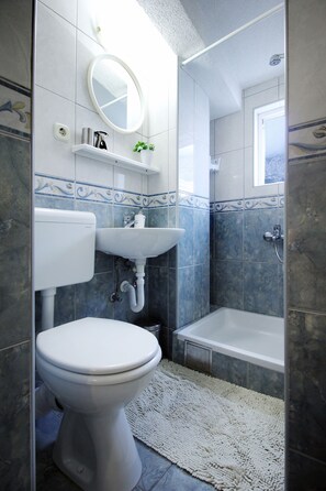 Apartment, 2 Bedrooms, Balcony (5 Adults ) | Bathroom