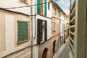 Standaard kamer, 1 twee- of 2 eenpersoonsbedden | Een kluis op de kamer, een bureau, een laptopwerkplek