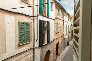 Standard Double or Twin Room | In-room safe, desk, laptop workspace, soundproofing